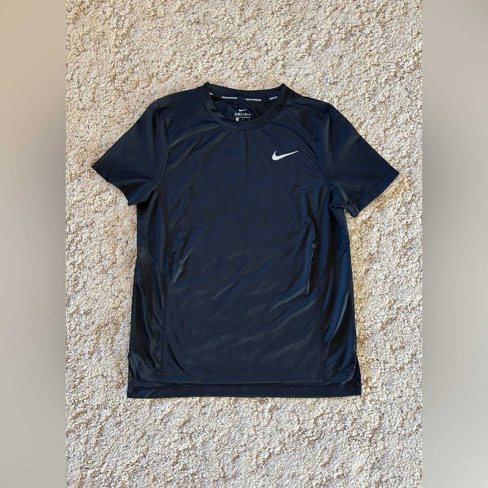 Kids Nike DriFit Running short sleeve top with mesh panels, S (8-10)